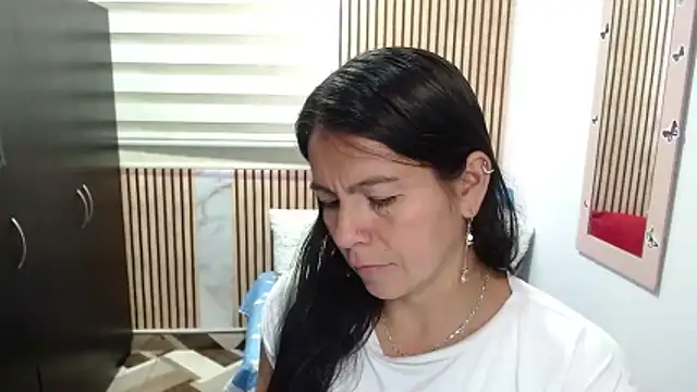 camilavargas  online show from June 16, 10:33 pm