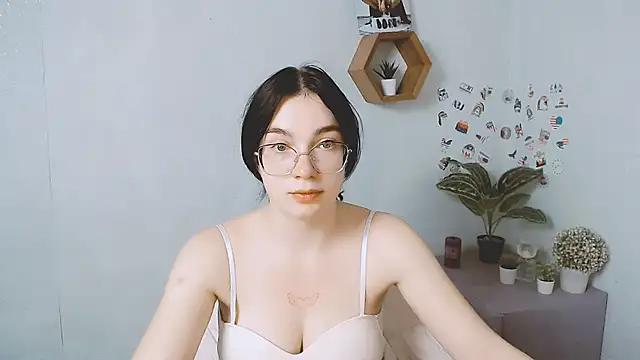 Snapshot of MiraBabe_ chatting on October 8, 7:13 am MiraBabe online show from October 8, 7:13 am