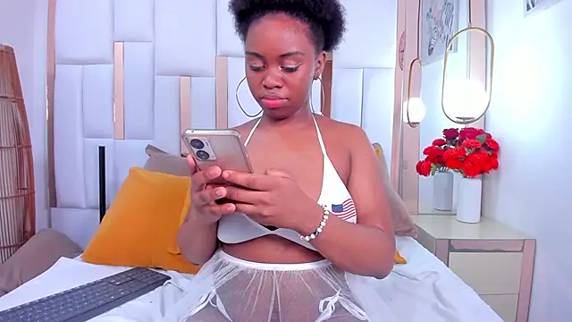 hazellanee online show from October 31, 10:36 pm