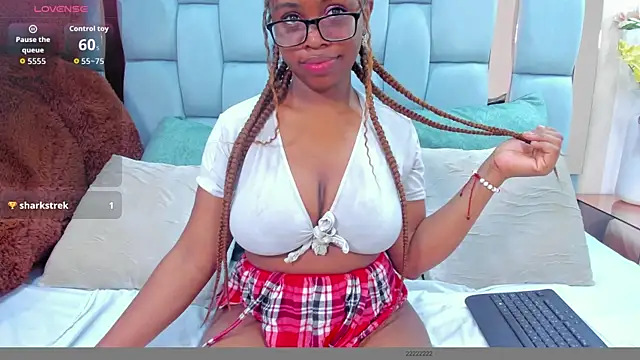 hazellanee online show from November 9, 11:55 pm