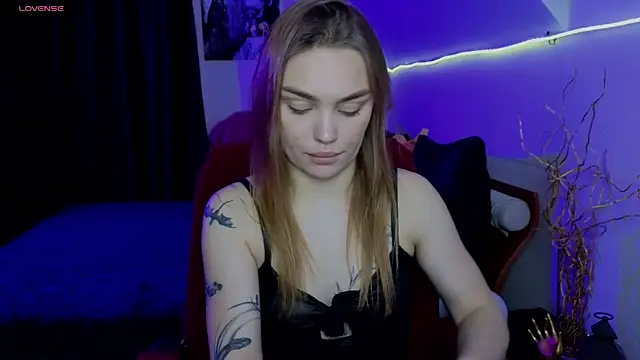 KitsyMoore online show from November 11, 1:08 pm