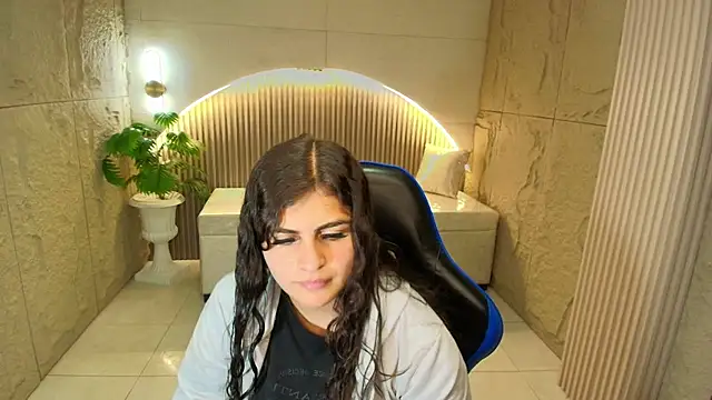 dany r  online show from April 24, 1:14 pm