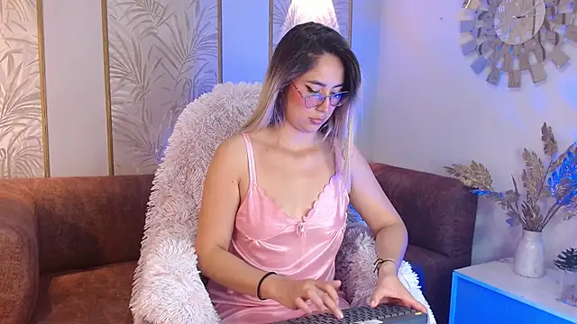 Snapshot of LunaaGrey_ chatting on September 24, 3:49 am LunaaGrey online show from September 24, 3:49 am