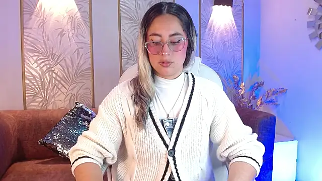 Snapshot of LunaaGrey_ chatting on October 4, 4:18 am LunaaGrey online show from October 4, 4:18 am