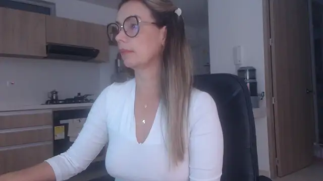 LovePaula online show from February 3, 10:09 am