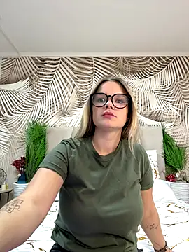 Snapshot of KellyHayden chatting on October 17, 10:29 am KellyHayden online show from October 17, 10:29 am