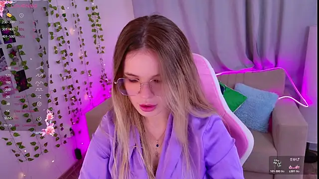 KellyHayden online show from February 6, 12:30 pm