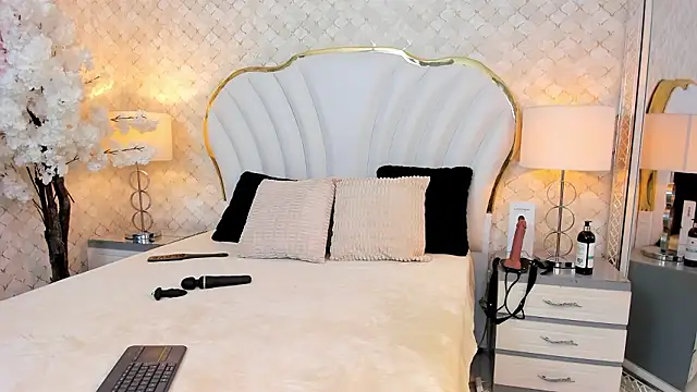 NaiaWhisper online show from February 10, 5:10 am