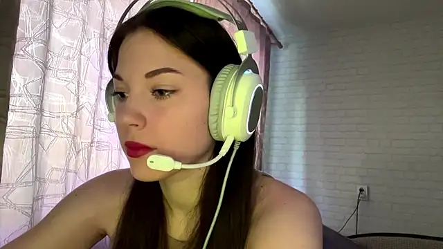 Snapshot of Tyrira_glow chatting on October 2, 3:11 am Tyrira glow online show from October 2, 3:11 am