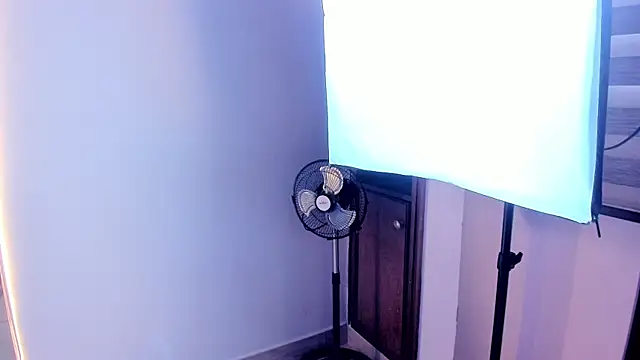 Caroline Millerr online show from November 12, 8:18 pm