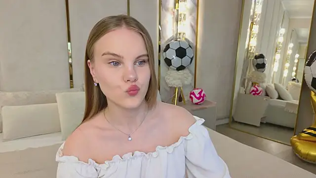 Lili Lohan online show from July 1, 5:07 am