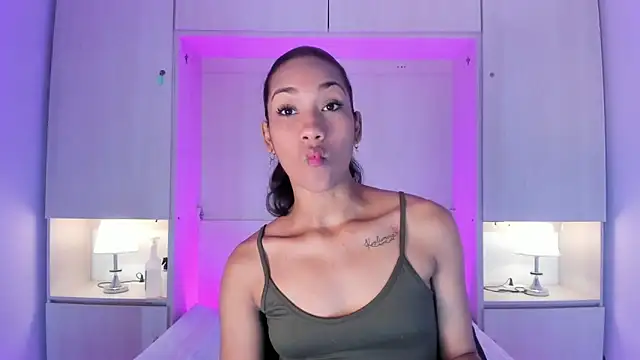 AnahiCollins online show from June 13, 11:40 am