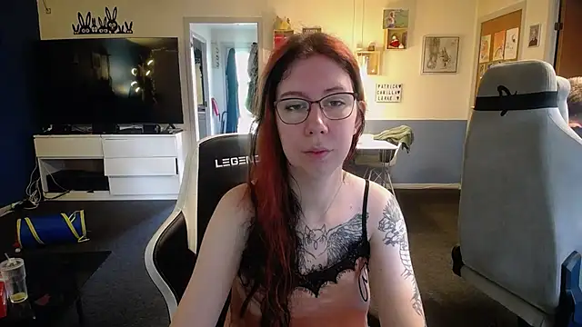 Snapshot of TattooedGirls chatting on October 31, 10:52 am TattooedGirls online show from October 31, 10:52 am