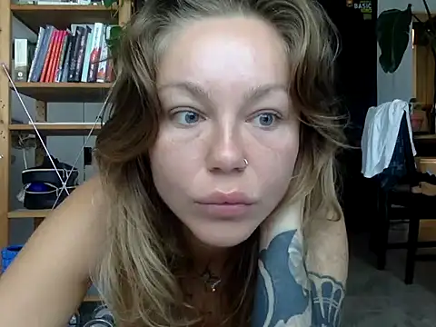 Snapshot of MiraLuna chatting on September 30, 7:58 am MiraLuna online show from September 30, 7:58 am