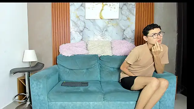 VERY HOT GUYS online show from June 16, 7:20 am