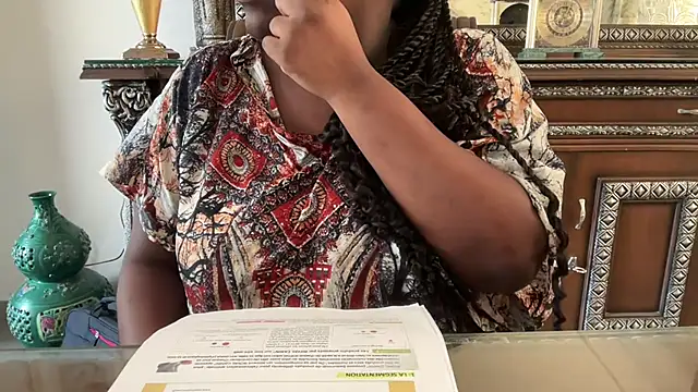 nanaisbackk online show from December 5, 8:03 am