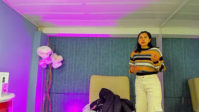 LeaMoreau22 online show from December 21, 1:04 pm