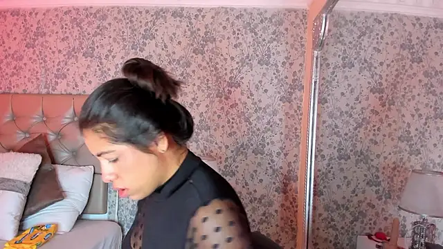 Clohe Bell online show from January 17, 2:13 pm