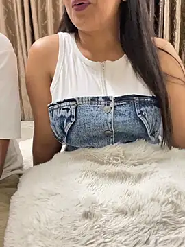 vickyandtania online show from March 10, 5:06 pm