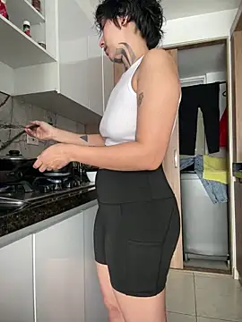 DaisyEmily online show from June 10, 4:38 pm