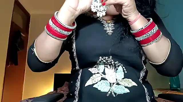horny milf couple online show from June 5, 7:31 pm