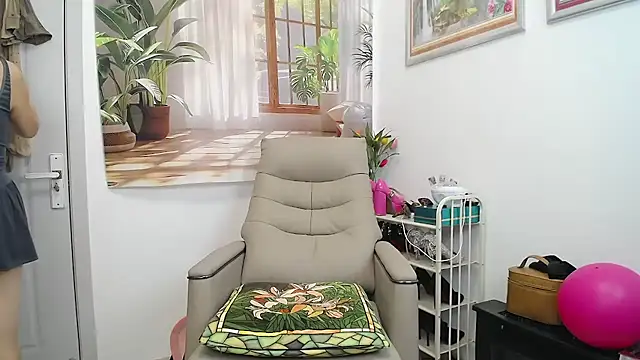 selinajuan online show from August 3, 3:39 pm
