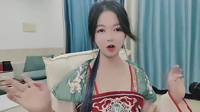 Q Yumi online show from October 19, 2:41 pm