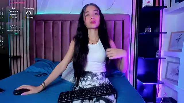 Isis Blaze online show from May 2, 3:32 am