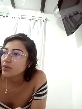 Snapshot of Camila-marinn chatting on October 19, 12:23 am Camila-marinn online show from October 19, 12:23 am