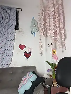Emilycollei online show from June 5, 9:48 am