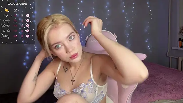 myprettylola online show from February 5, 2:42 pm