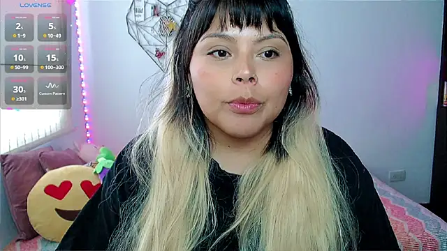EllieMoonX online show from April 29, 9:09 pm
