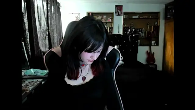 Maki Zein  online show from December 3, 8:00 pm