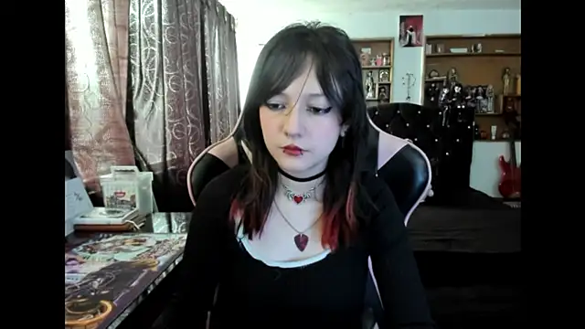 Maki Zein  online show from November 6, 4:35 pm