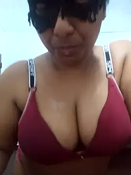 Expose Queen online show from June 19, 6:44 pm