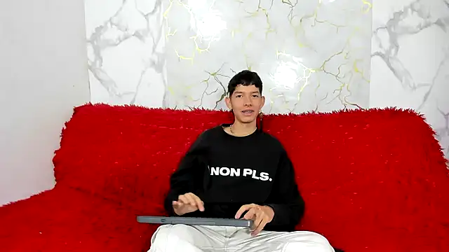 heyy noah11 online show from May 17, 1:32 pm