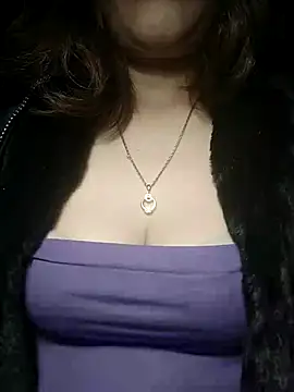 YiyinLy online show from December 1, 7:27 pm