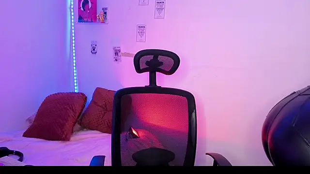 Emily Lindey online show from May 4, 1:53 am