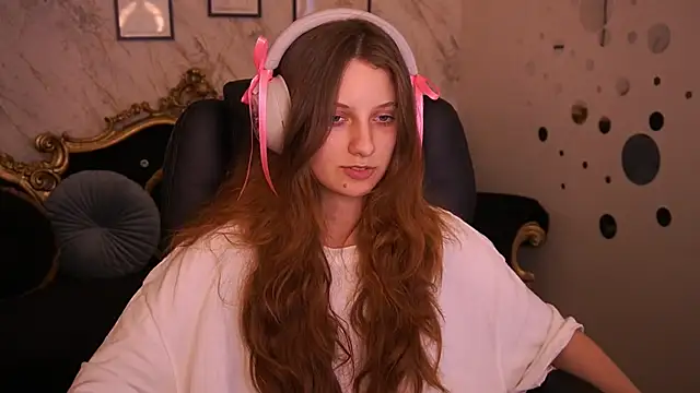 CuteeFoxy online show from June 16, 1:45 pm