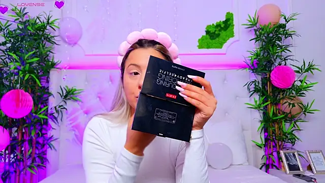 Snapshot of AriannaSins chatting on September 17, 12:14 pm AriannaSins online show from September 17, 12:14 pm