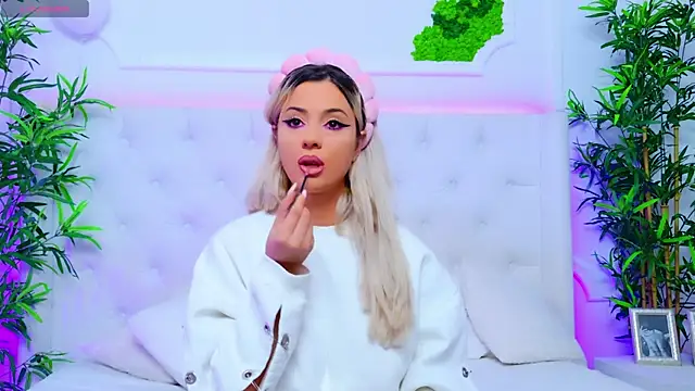 Snapshot of AriannaSins chatting on October 1, 12:32 pm AriannaSins online show from October 1, 12:32 pm