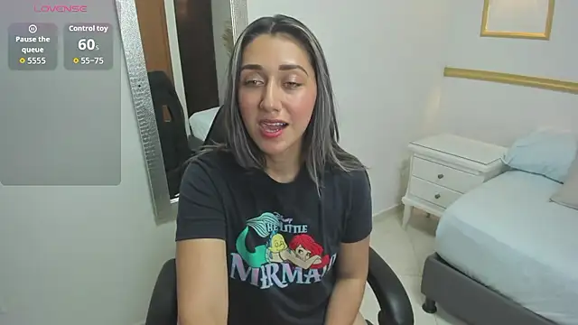 karlyy  online show from January 17, 7:43 pm