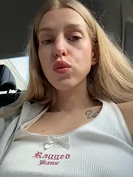 kira mia online show from August 3, 4:56 pm