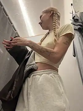 kira mia online show from November 29, 4:11 pm