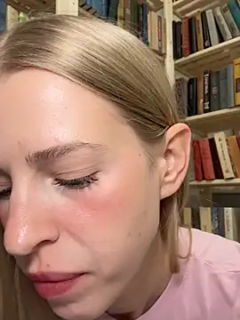 kira mia online show from May 5, 5:38 pm
