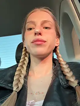 kira mia online show from May 2, 4:43 pm