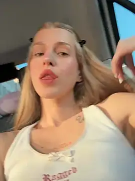 kira mia online show from July 18, 4:42 pm