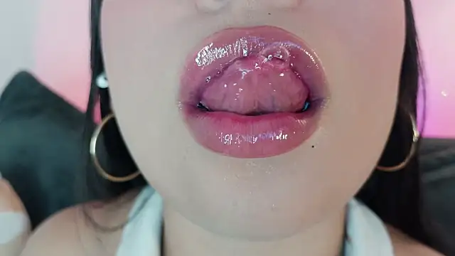 mia roux1 online show from July 8, 10:45 pm