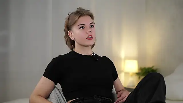 MelodyBaur online show from October 31, 1:04 pm