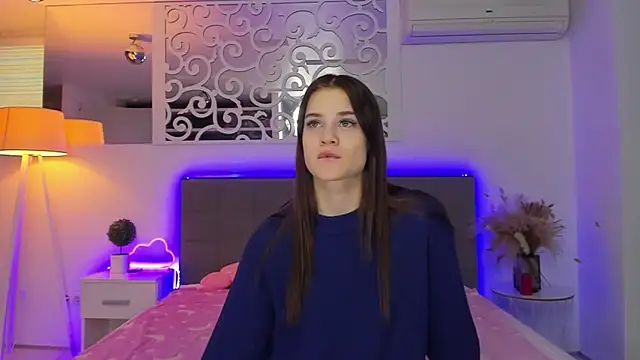 LuisaClover online show from February 15, 1:21 pm